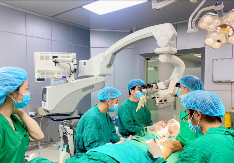 Bác sĩ Hoàng Thanh Tuấn mổ một ca vi phẫu vạt ALT che phủ loét gót chân cùng với PGS Vũ Quang Vinh