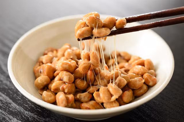 Natto (đậu nành lên men) là món ăn giàu với hàm lượng cao dưỡng chất protein. Ảnh minh họa