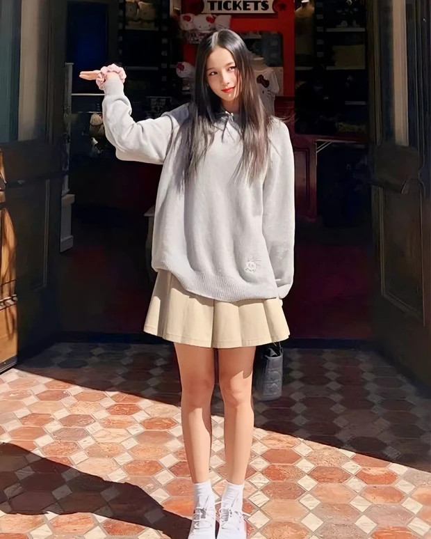 Jisoo có 1 công thức diện áo nỉ được cô áp dụng mãi không chán. Mix áo nỉ với chân váy xếp ly và giày thể thao. Lối lên đồ này mang đến cho cô hình ảnh vừa trẻ trung lại vừa ngọt ngào như nữ sinh. Việc diện chân váy ngắn trên đầu gối còn tạo cảm giác cơ thể trông cao ráo hơn đáng kể