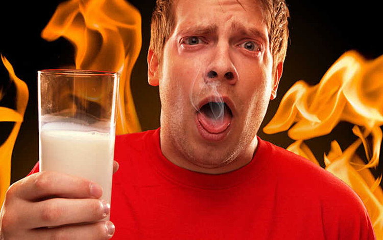 Ăn quá cay. Ảnh minh họa