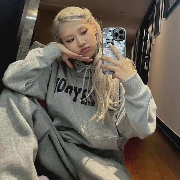 Khi lười mix đồ, hãy học ngay Rosé diện nguyên set đồ nỉ đồng bộ, cùng tông là đã có được set đồ rất ổn trong mùa lạnh