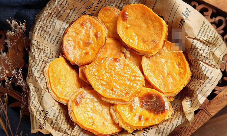 Khoai lang: Khoai lang là một nguồn cung cấp chất xơ và vitamin dồi dào, rất tốt cho sức khỏe trong suốt cả ngày. Tuy nhiên, ăn khoai lang vào bữa tối có thể gây ra một số vấn đề không mong muốn. Khoai lang có tính nóng, dễ gây trào ngược dạ dày, đặc biệt với những người có dạ dày yếu. Khi ăn vào buổi tối, khi cơ thể đã bắt đầu quá trình nghỉ ngơi, khả năng tiêu hóa chậm lại có thể dẫn đến tình trạng chướng bụng và khó chịu. Nếu bạn yêu thích khoai lang, hãy chọn ăn vào buổi sáng hoặc trưa để tận dụng lợi ích mà nó mang lại mà không gây hại cho giấc ngủ. Ảnh minh họa