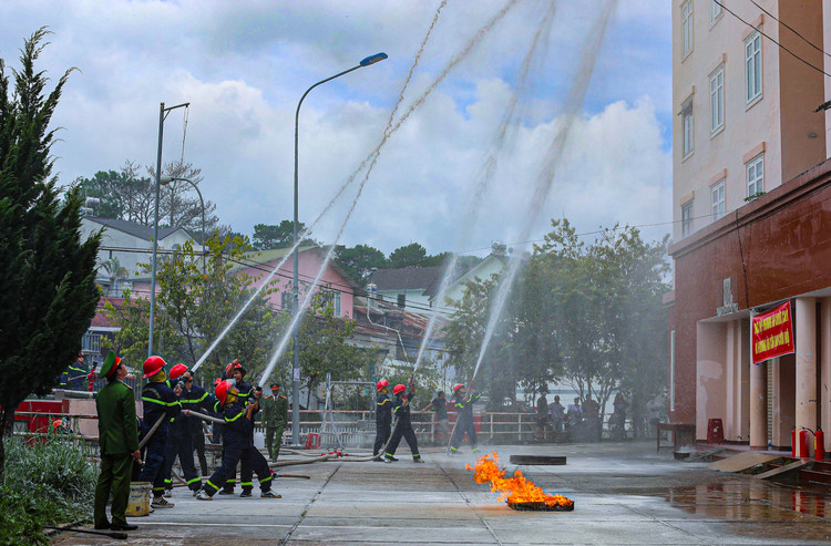 Lực lượng cảnh sát PCCC - CNCH thực tập phương án chữa cháy tại chung cư Yesrsin.