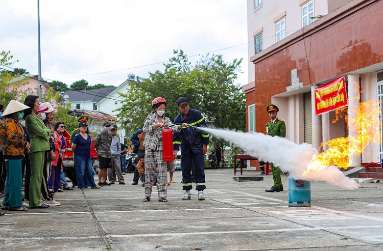 Người dân được trang bị kỹ năng chữa cháy.