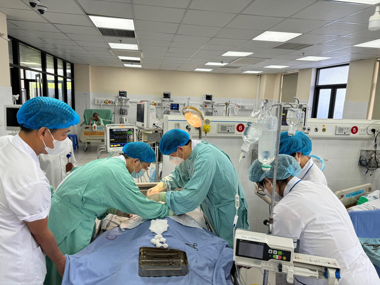 Bị cọc tre đâm vào tay, người đàn ông 57 tuổi mắc uốn ván nguy kịch. Ảnh BVCC