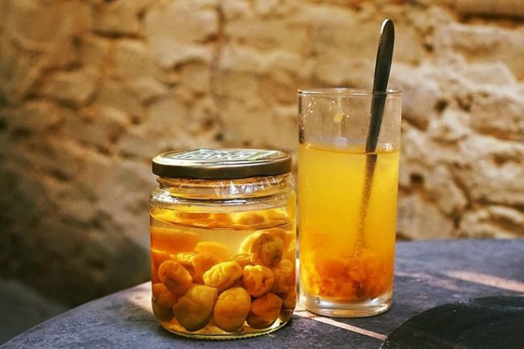 Nước mơ: Nước mơ chứa hàm lượng chất xơ dồi dào và vitamin A. Uống nước mơ còn có tác dụng hỗ trợ quá trình tiêu hóa. Ảnh minh họa