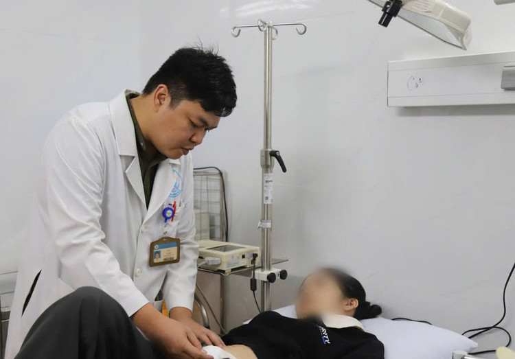 Bệnh nhân tái khám sau 14 ngày phẫu thuật dị dạng mạch máu ruột non. Ảnh SK&amp;ĐS