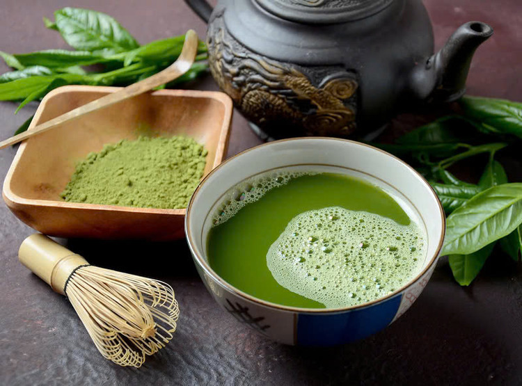 Trà matcha: Nếu rơi vào tình trạng căng thẳng, hãy thử một tách matcha nóng hoặc đá. Những người lớn khỏe mạnh tiêu thụ 2 g matcha (khoảng 1 thìa cà phê) mỗi ngày trong 2 tuần có chức năng nhận thức tốt hơn trong và sau tình trạng căng thẳng so với nhóm dùng thực phẩm chức năng. Catechin trong trà chống lại tác hại của các gốc tự do lên não; matcha cũng có theanine, một hợp chất được biết đến với tác dụng tăng cường sự chú ý và một ít caffeine để tăng cường năng lượng tức thời. Ảnh minh họa