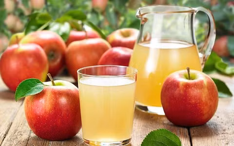 Nước ép táo: Nước ép táo cũng cung cấp cho chúng ta rất nhiều năng lượng và giúp duy trì năng lượng trong thời gian dài. Ảnh minh họa