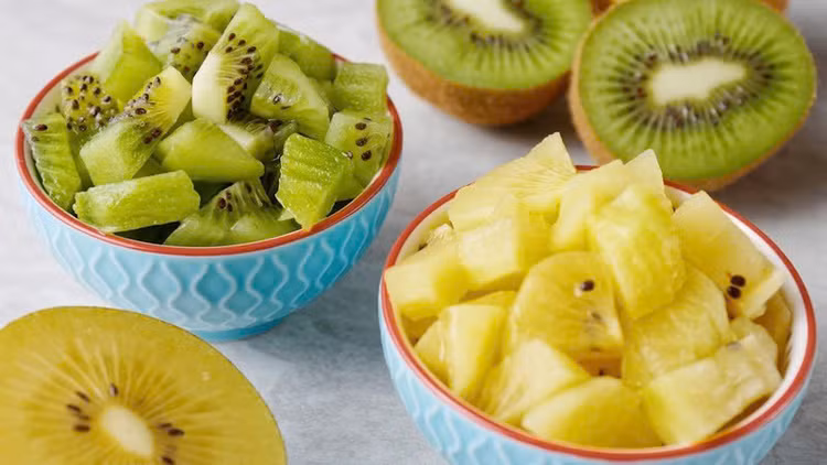 Bảo vệ gan: Trong kiwi có chứa một loại hợp chất đặc biệt là pyrroloquinoline quinone có tác dụng điều trị tình trạng gan nhiễm mỡ do rượu. Bên cạnh đó, các chất hợp chất chống oxy hoá có trong kiwi cũng có thể ngăn chặn sự tác động của các gốc tự do, góp phần bảo vệ tế bào gan khỏi nguy cơ viêm nhiễm. Ảnh minh họa