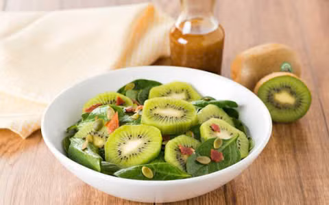 Hỗ trợ làm đẹp, ngăn ngừa lão hoá: Collagen là loại protein quan trọng trong cơ thể chúng ta và giúp duy trì da, cơ, xương và gân. Nghiên cứu cho thấy rằng chúng bị phân hủy khi chúng ta già đi và sẽ phụ thuộc vào nồng độ vitamin C, thứ mà chúng ta biết là có rất nhiều trong quả kiwi. Đồng thời, các polysaccharid có trong kiwi có thể làm tăng gấp đôi khả năng tổng hợp collagen. Hơn nữa, kiwi cũng là một nguồn cung cấp lutein dồi dào, một chất oxy hoá có khả năng bảo vệ làn da khỏi tia UV. Ảnh minh họa