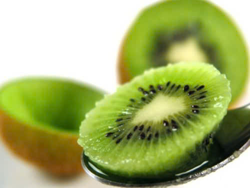 Tốt cho hệ tim mạch: Kiwi giàu chất xơ, kali và các chất chống oxy hoá, các thành phần này có những đóng góp quan trọng trong việc bảo sức khoẻ của hệ tim mạch. Kali chứa trong kiwi có tác dụng làm giãn mạch máu, giúp quản lý huyết áp, giảm xu hướng mắc các bệnh lý về tim mạch. Bên cạnh đó, nhờ có hàm lượng chất xơ mà việc tiêu thụ kiwi sẽ giúp bạn giảm được nguy cơ phát triển các bệnh tim mạch và giảm được các cholesterol xấu. Ảnh minh họa