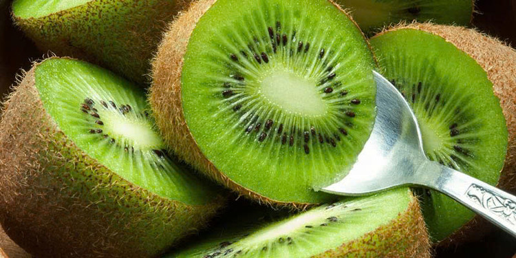 Tăng cường hệ miễn dịch: Kiwi chứa hàm lượng Vitamin C dồi dào, giúp điều hoà các phản ứng miễn dịch của cơ thể. Trên thực tế, quả Kiwi chứa khoảng 230% lượng Vitamin C được khuyến nghị hàng ngày, ngoài ra loại trái cây này cung cấp một loạt các chất dinh dưỡng tăng cường miễn dịch trong mỗi khẩu phần ăn. Kiwi cũng rất giàu chất chống oxy hóa. Chất chống oxy hóa giúp loại bỏ các gốc tự do trong cơ thể và giảm stress oxy hóa. Đặc tính này có thể bảo vệ cơ thể khỏi viêm nhiễm và bệnh tật. Ảnh minh họa
