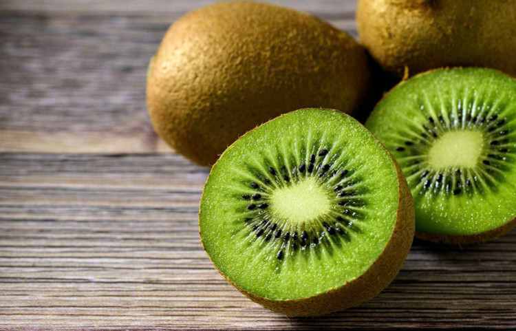 Mặc dù kiwi có thể không được tiêu thụ phổ biến như các loại trái cây khác, nhưng thành phần dinh dưỡng của quả kiwi là vô cùng lớn, mang lại nhiều lợi ích tuyệt vời cho sức khỏe. Ảnh minh họa