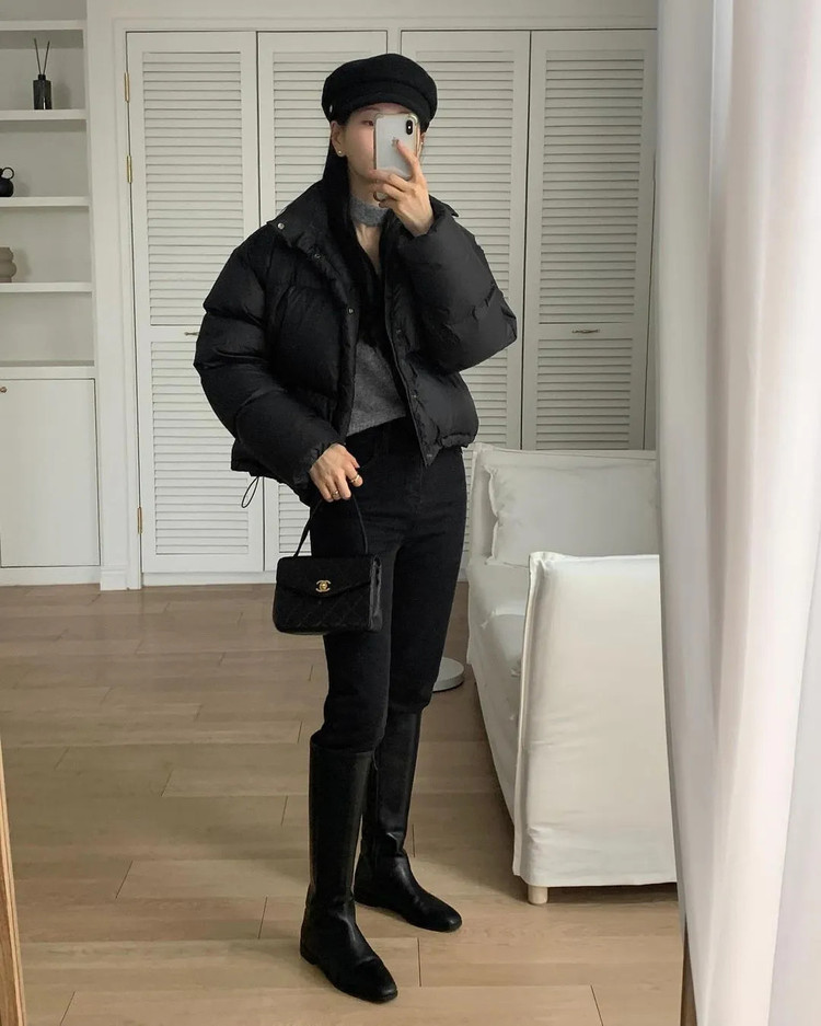 Chiếc áo phao được mix cùng quần jeans dáng ôm giúp set đồ ghi điểm gọn gàng, tôn dáng. Ảnh minh họa