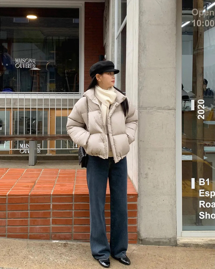 Những mẫu áo phao dáng ngắn, lửng cũng giúp các nàng ghi điểm gọn gàng, cao ráo. Diện áo phao dáng ngắn tông xám, mix cùng quần jeans ống suông. Hãy thêm khăn len, mũ để tăng điểm ấm áp. Ảnh minh họa