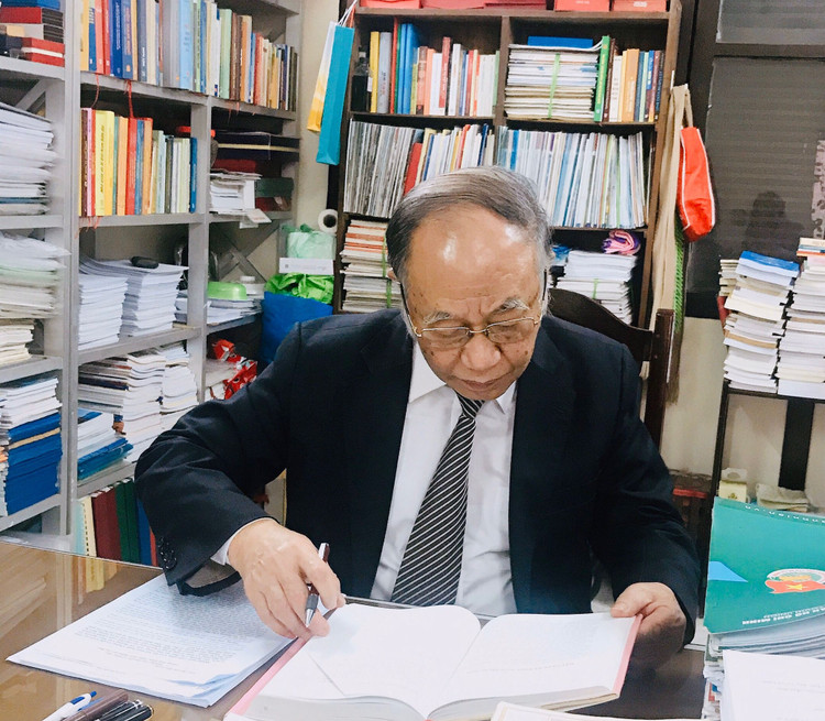 GS.TS Hoàng Chí Bảo trong phòng làm việc. Ảnh: HQVN.