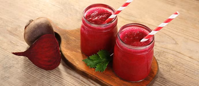 Nước ép củ cải đường: Một đánh giá cho thấy nước ép củ cải đường giúp giảm mệt mỏi trong bài kiểm tra chạy nước rút, trong khi các nghiên cứu khác kết luận rằng nước ép củ cải đường giúp cải thiện hiệu suất trong quá trình tập luyện sức bền. Củ cải đường chứa nitrat, được chuyển đổi thành oxit nitric, một phân tử giúp giãn mạch máu để cải thiện lưu lượng máu, do đó tăng oxy đến cơ và não. Ảnh minh họa