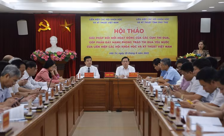 Tổng Thư ký Liên hiệp Hội Việt Nam - Nguyễn Quyết Chiến và Bí thư Đảng đoàn, Chủ tịch Liên hiệp Hội tỉnh Phú Thọ - Hồ Đình Lưỡng đồng chủ trì hội thảo