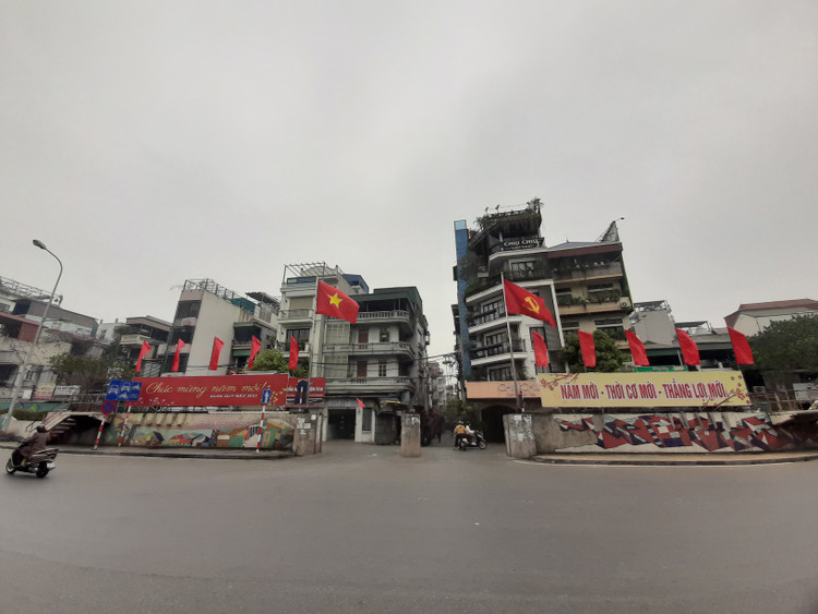 Thủ đô Hà Nội rực rỡ cờ hoa mừng Xuân Quý Mão 2023.