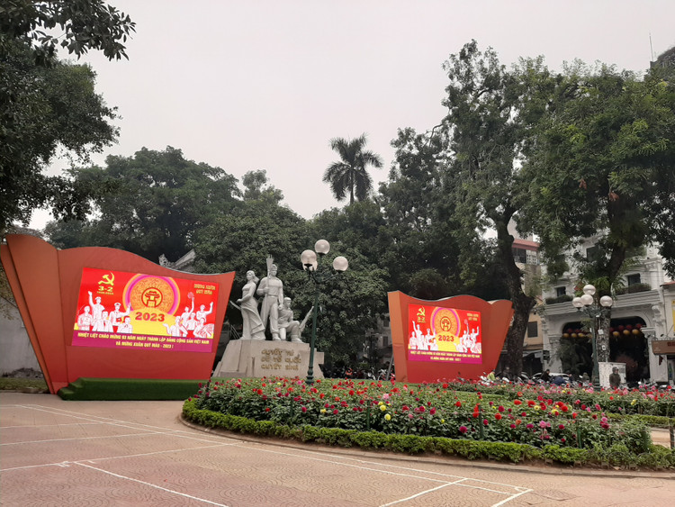 Hình ảnh tại khu vực tượng đài Quyết tử để Tổ quốc quyết sinh (phố Đinh Tiên Hoàng).