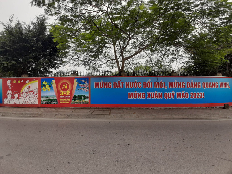 Phố Nguyễn Văn Cừ trang hoàng bảng hiệu chào đón năm mới và hướng tới Kỷ niệm 93 năm Ngày thành lập Đảng Cộng sản Việt Nam (3/2/1930 - 3/2/2023).