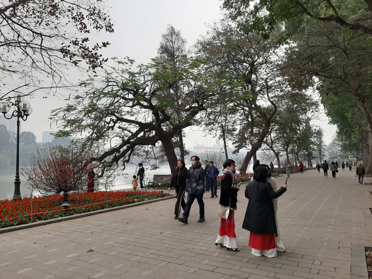 Người dân nô nức du xuân trong ngày mùng 1 Tết Nguyên đán Quý Mão.