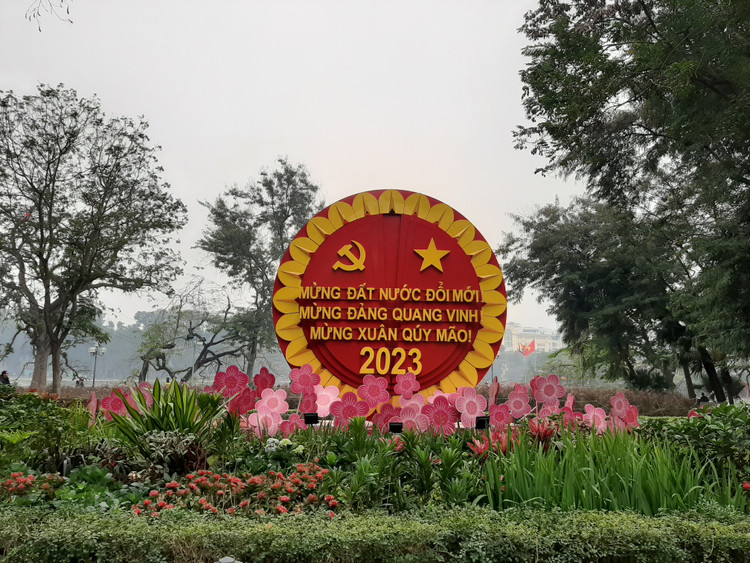 Thủ đô Hà Nội trang hoàng cờ hoa, băng rôn, bảng hiệu rực rỡ chào đón năm mới và hướng tới Kỷ niệm 93 năm Ngày thành lập Đảng Cộng sản Việt Nam (3/2/1930 - 3/2/2023).