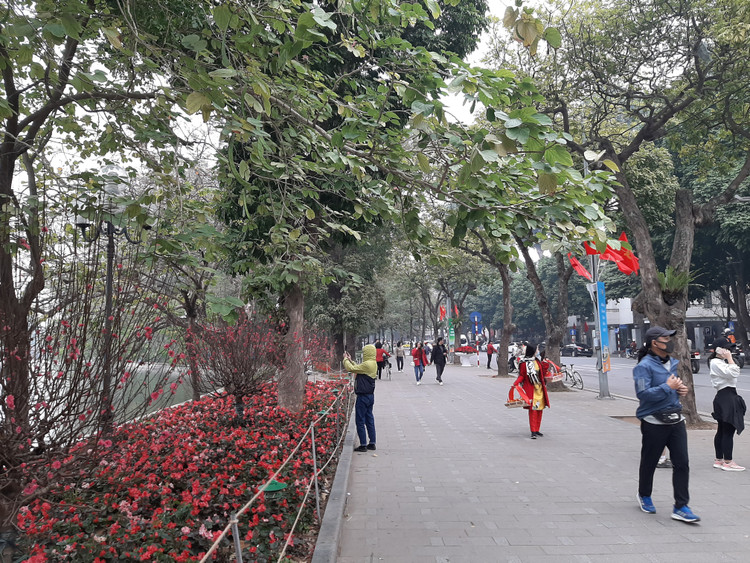 Không khí phấn khởi, vui tươi trong ngày đầu xuân năm mới.