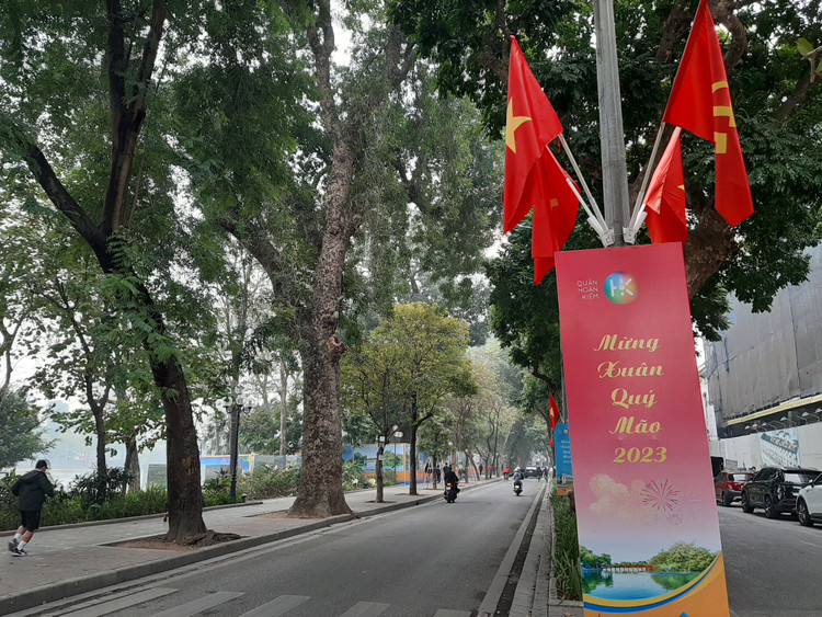 Phố Lê Thái Tổ rợp sắc cờ hoa, băng rôn, biển hiệu chào đón năm mới.