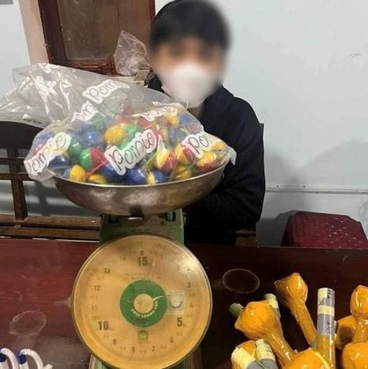 Em V.T.T. lên trên mạng học cách chế tạo pháo nổ rồi mua vật dụng về chế tạo.