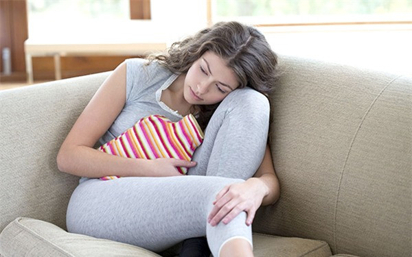 Khi trải qua kỳ kinh, cơ thể phụ nữ có nhiều biến đổi, phổ biến nhất là đau bụng, đau lưng, mệt mỏi… Ảnh minh họa