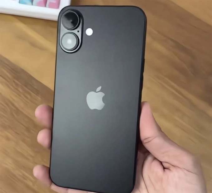 Nguyên mẫu của iPhone 16 bất ngờ lộ diện. Ảnh: Majin Bu