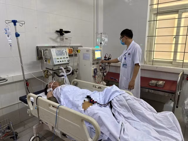 Bệnh nhân được lọc máu cấp cứu. Ảnh Báo Hà Tĩnh
