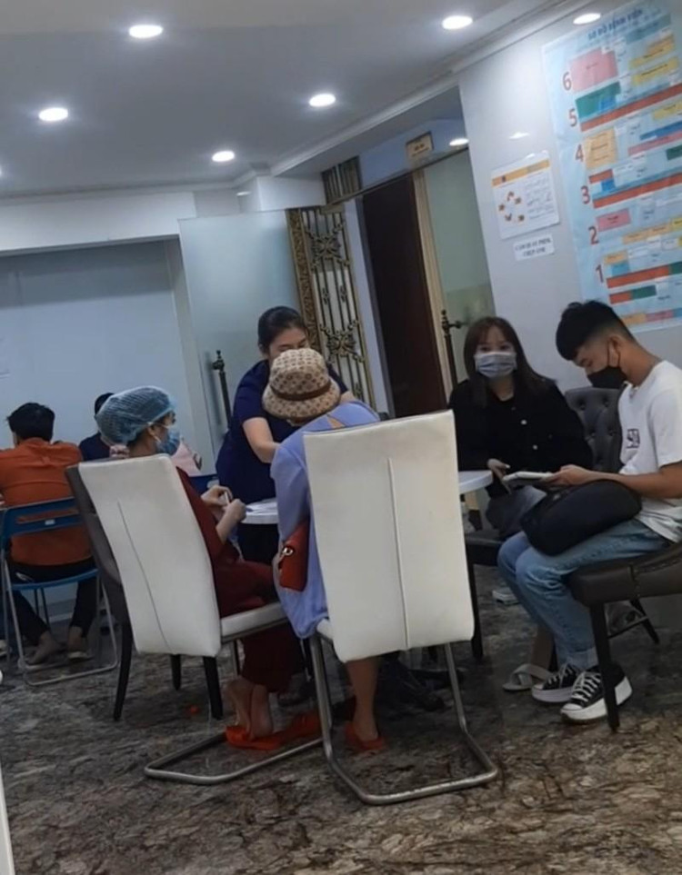 Bệnh viện vẫn tiếp nhận tư vấn, thực hiện phẫu thuật thẩm mỹ cho khách hàng.