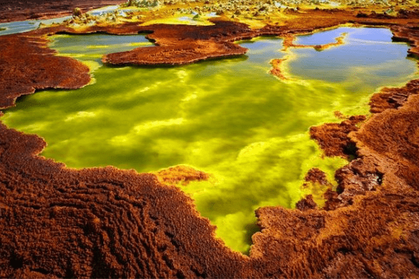 Nơi đây có những hồ nước màu xanh lá cây, những miệng hố màu da cam, những suối lưu huỳnh cũng mạch nước sôi không ngừng phả hơi nóng vào không gian, cùng với đó là “thị trấn ma” Dallol nằm giữa bãi muối đầy màu sắc. Tất cả tạo nên cho Danakil một vẻ đẹp kì bí nhưng không kém phần nguy hiểm. Ảnh Migola