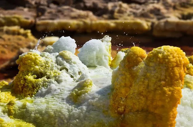 Sức nóng khủng khiếp tại sa mạc làm nước lũ bốc hơi nhanh chóng và để lại những lớp muối kết tinh.