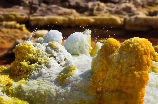 Sức nóng khủng khiếp tại sa mạc làm nước lũ bốc hơi nhanh chóng và để lại những lớp muối kết tinh.