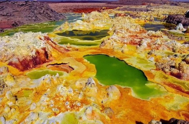Với diện tích bao phủ một vùng rộng lớn khoảng 100.000 km2, đây là vùng có địa hình khô cằn bậc nhất thế giới. Chính vì thế nên nó được mệnh danh là nơi nóng nhất trên trái đất, còn được gọi là lòng chảo Danakil. Ảnh PDReview