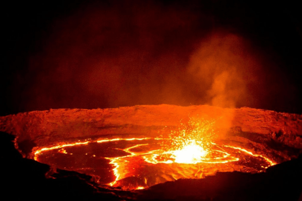 Những ngọn núi lửa, hồ nham thạch và suối nước nóng ở đây lúc nào cũng bốc hơi nghi ngút. Điều này khiến bạn tưởng như đang ở một hành tinh khác nhưng thực ra nó hoàn toàn có thật. Trong đó, Erta Ale là núi lửa hoạt động mạnh nhất ở Ethiopia, một trong 8 hồ dung nham duy nhất trên thế giới. Ảnh Internet