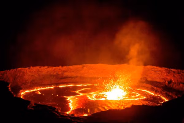 Những ngọn núi lửa, hồ nham thạch và suối nước nóng ở đây lúc nào cũng bốc hơi nghi ngút. Điều này khiến bạn tưởng như đang ở một hành tinh khác nhưng thực ra nó hoàn toàn có thật. Trong đó, Erta Ale là núi lửa hoạt động mạnh nhất ở Ethiopia, một trong 8 hồ dung nham duy nhất trên thế giới. Ảnh Internet