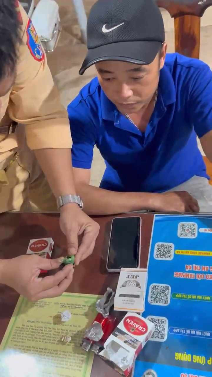 Tài xế xe tải dương tính với chất ma tuý cùng 11 gói heroin.