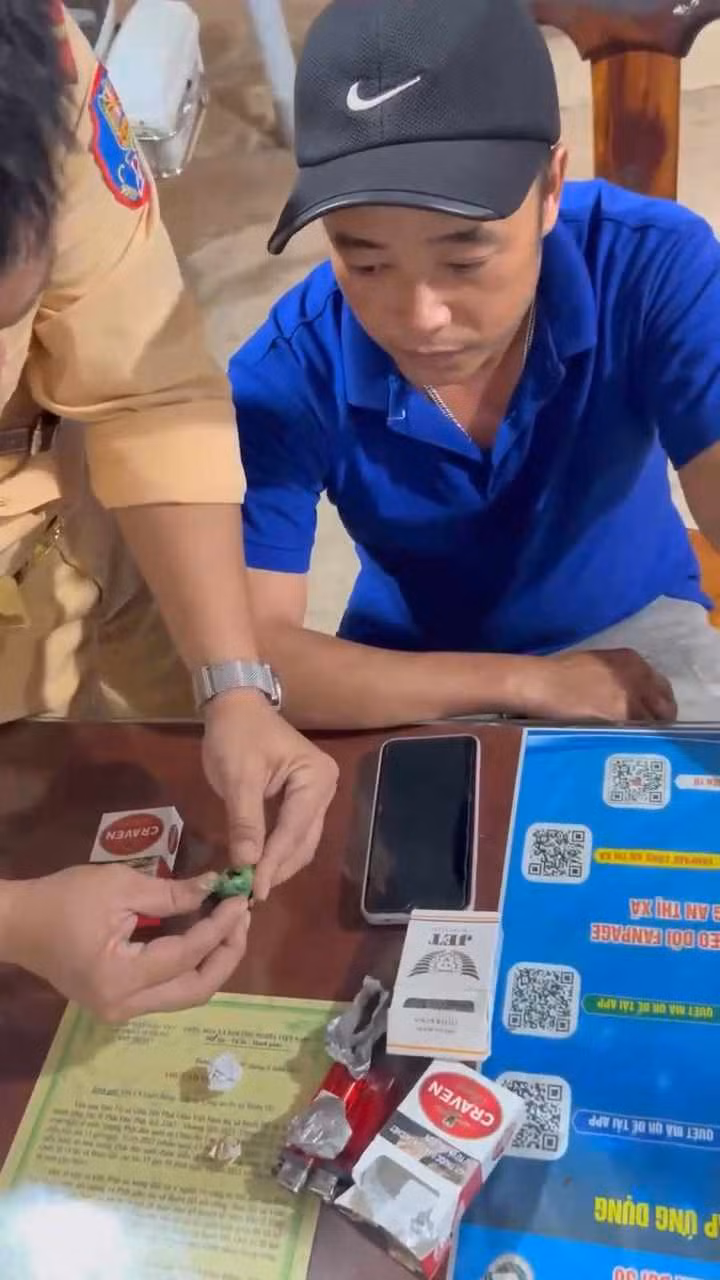 Tài xế xe tải dương tính với chất ma tuý cùng 11 gói heroin.