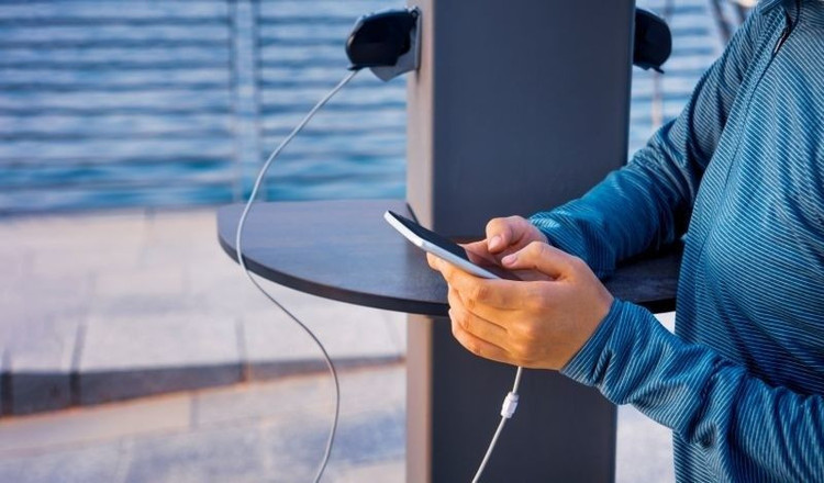 Cẩn trọng trước những hệ lụy khi kết nối điện thoại với cổng sạc công cộng. Ảnh minh họa