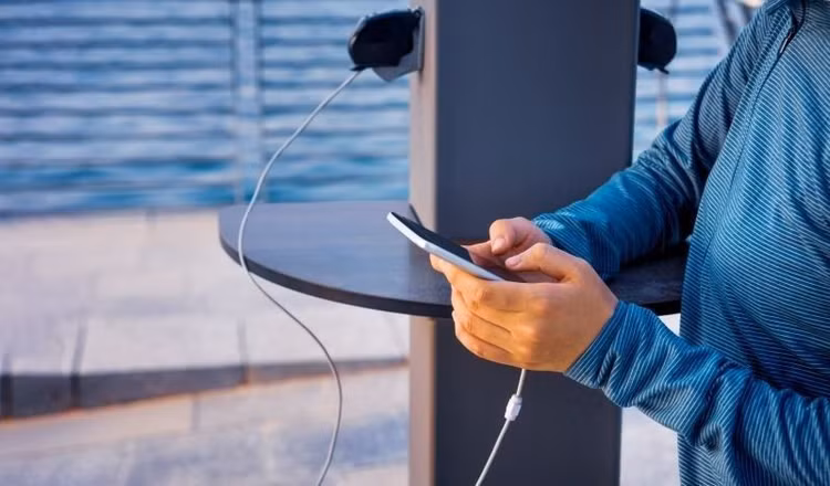 Cẩn trọng trước những hệ lụy khi kết nối điện thoại với cổng sạc công cộng. Ảnh minh họa