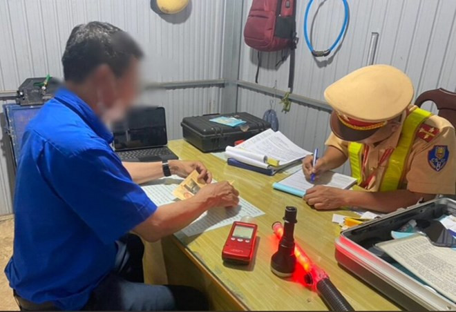 Lực lượng Cảnh sát giao thông làm việc với tài xế lái xe buýt vi phạm nồng độ cồn