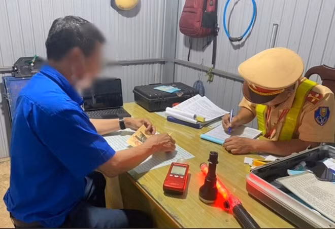 Lực lượng Cảnh sát giao thông làm việc với tài xế lái xe buýt vi phạm nồng độ cồn