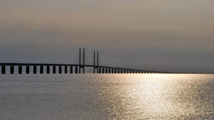 Các thiết kế trên cầu được hoàn thiện trên đất liền và sau đó được đưa ra biển bằng hệ thống cần cẩu nổi rất lớn. Ảnh Internet