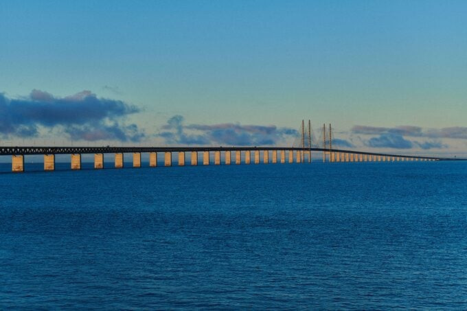 Đảo nhân tạo Peberholm là điểm trung chuyển giữa cầu và đường hầm. Nguyên liệu để xây dựng điểm trung chuyển này được đào từ lòng đại dương. Ảnh Chudu24