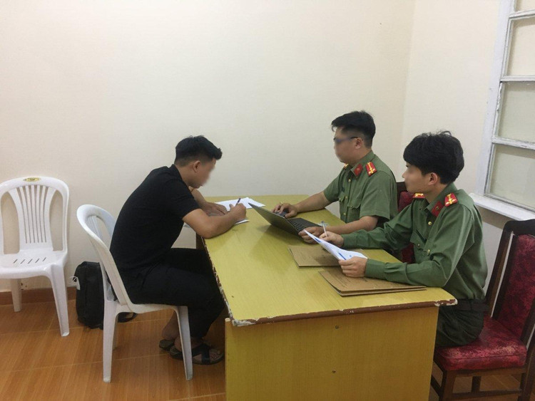 T.B.H làm việc với cơ quan công an.